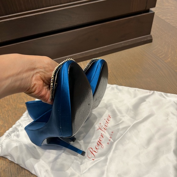 NEW Roger Vivier Trompette Crystal-embellished Satin Pumps - Picture 9 of 9